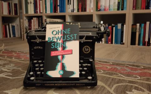Das Foto zeigt das Buch, auf einer Schreibmaschine stehend,